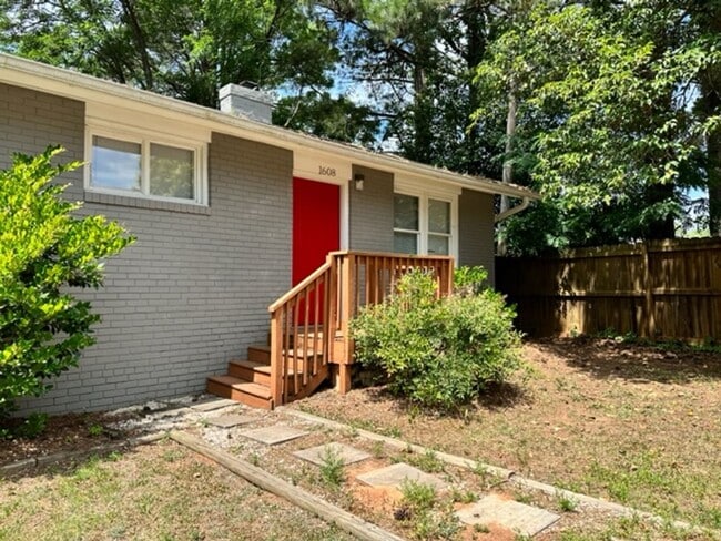 Charming 2Bed/1Bath Triplex in North Raleigh! - Charming 2Bed/1Bath Triplex in North Raleigh! House