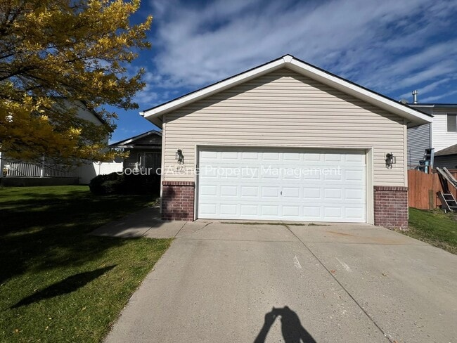 Building Photo - 3 bed, 2 bath house in fantastic location!