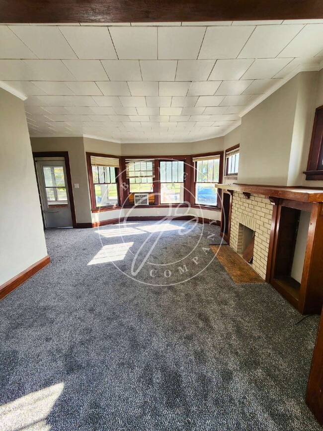 Photo - 1200 Sq foot lower duplex! Tons of space a... Unit 1