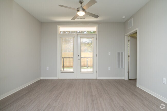 1BR, 1BA - 666SF - Living Room