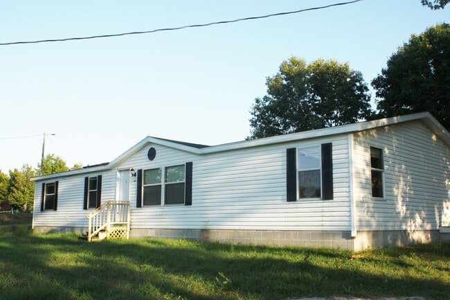 Building Photo - 4 Bedroom, 2 Full Bath home in Greenville/...