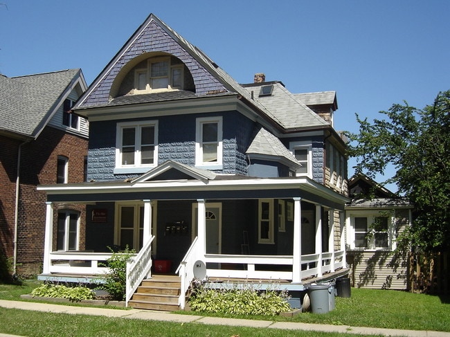 front of house - 124 College Pl Unit 1