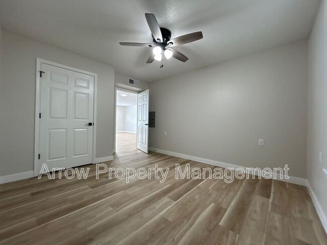 Photo - 1015 W 14-9