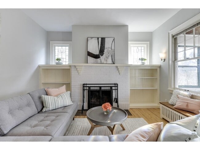 Photo - 818 W 42nd St