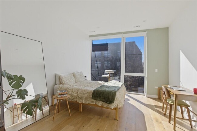 Photo - 4513 N Clark St