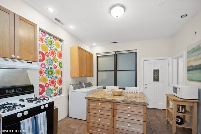 Photo - 2008 W Roscoe St Unidad 2