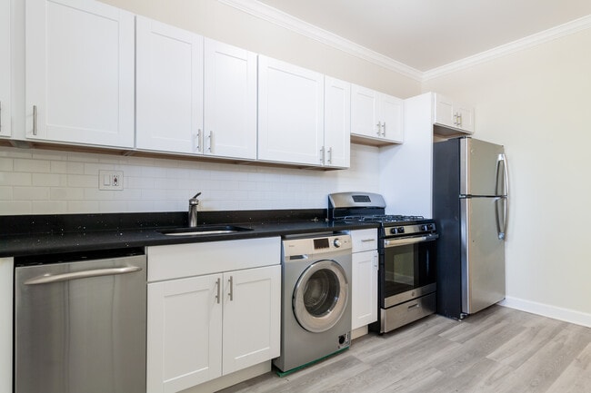 Photo - 730 W Roscoe St