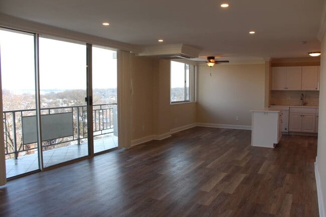 Building Photo - 1512 S Arlington Ridge Rd Unit 402