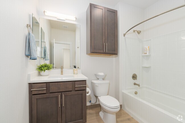 2BR, 2BA - 1293SF - Bathroom
