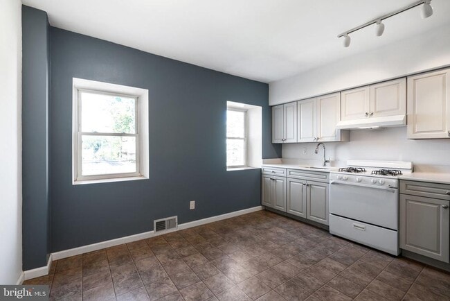 Photo - 613 N Scott St