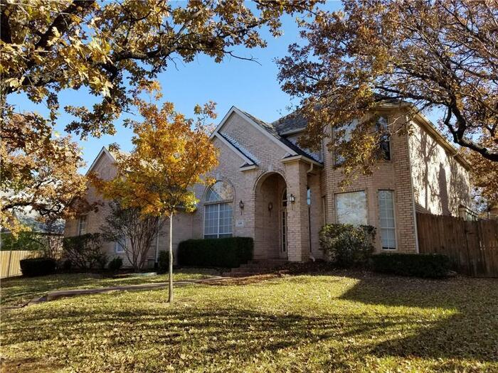 Beautiful 4BR 3.5BA Home w/ 3 Car Garage • Patio & Yard • 3 living areas in Grapevine - Beautiful 4BR 3.5BA Home w/ 3 Car Garage • Patio & Yard • 3 living areas in Grapevine
