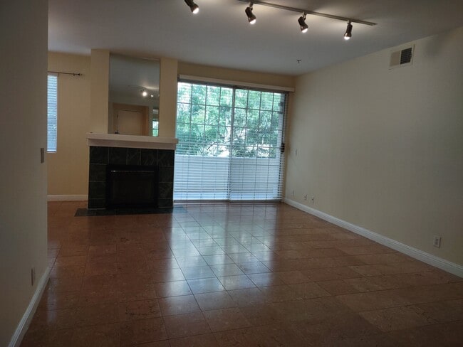 10630 Eastborne Ave Unidad 104