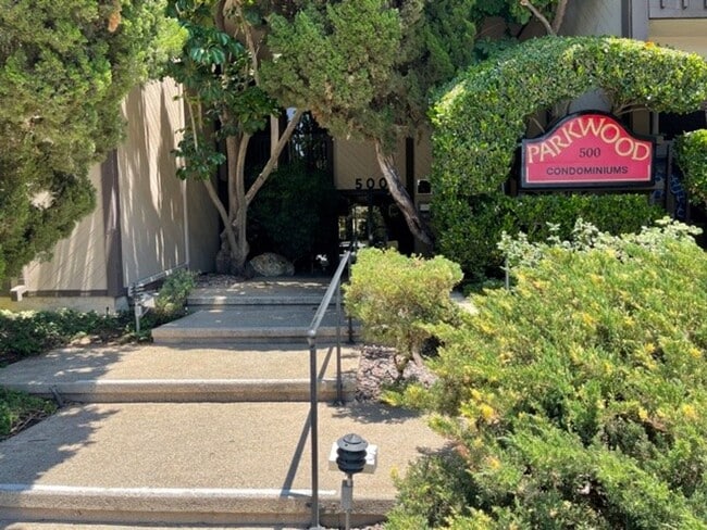 Building Photo - Parkwood Condo for Lease in Pasadena