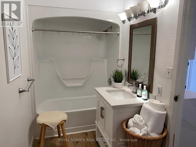 Photo - 36 King St W