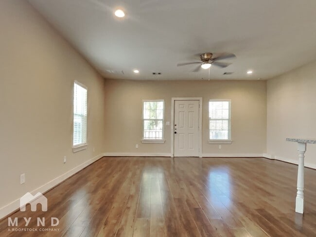 Photo - 5003 Higgins St