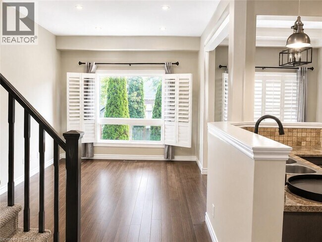 Photo - UPPER-313 FEATHERSTONE Crescent