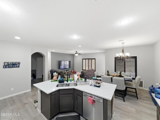12805 Kingsbury Ave