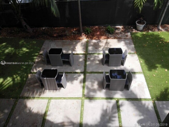 Photo - 245 NE 33rd St Unidad 106