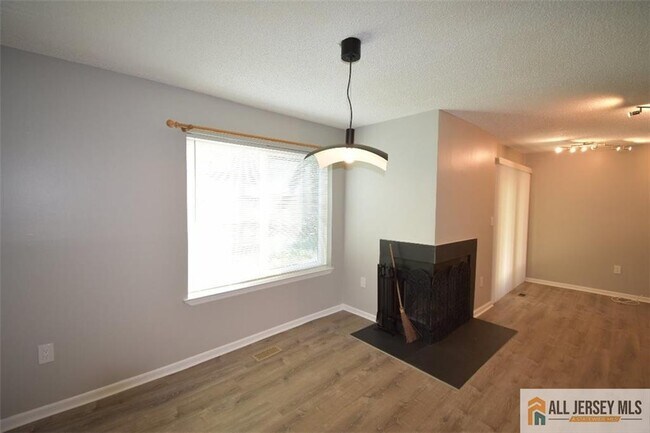 Photo - 49 Farnham Square