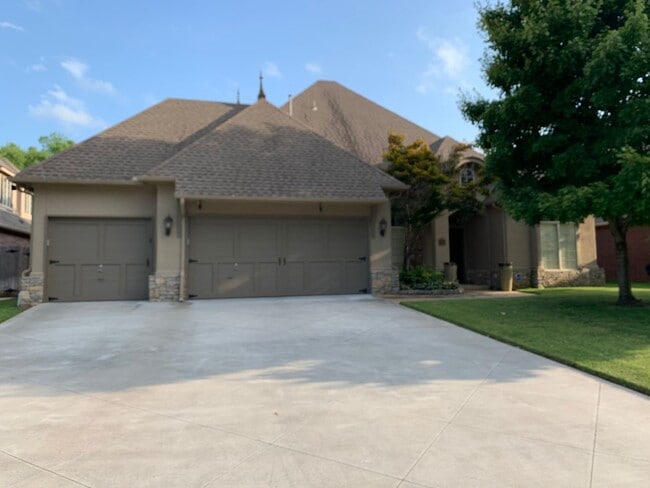 Building Photo - GORGEOUS Legacy Park 4+ Bedroom 3.5 Bath 3 Car Garage - Jenks SE Schools!