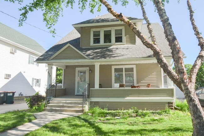 Lovely home in the heart of Kutzky Park! - Lovely home in the heart of Kutzky Park!
