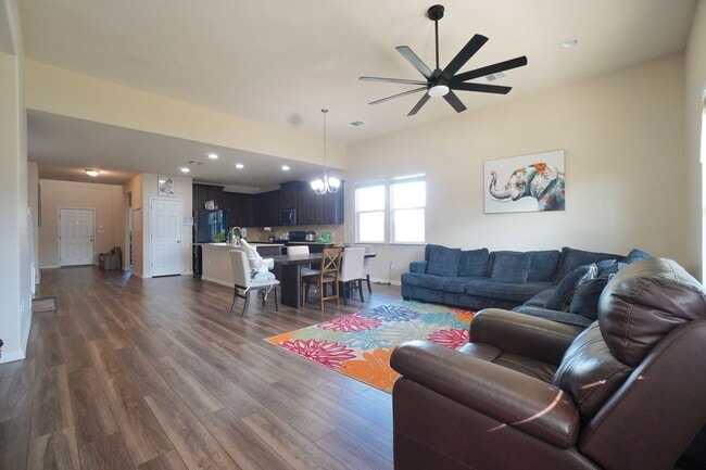 Photo - 445 Arrowhead Vine St