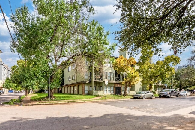 Photo - 807 W 25th St