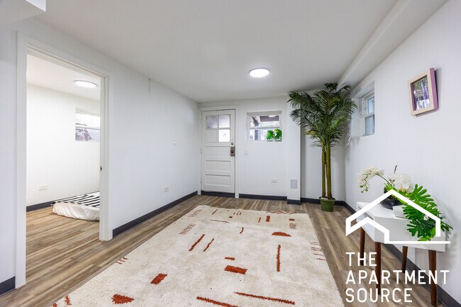 Photo - 1634 N Whipple St Unidad G