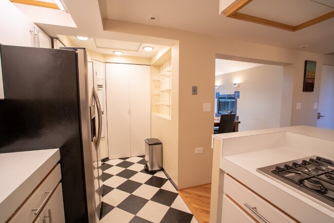 Photo - 830 W Altgeld St Unit #2