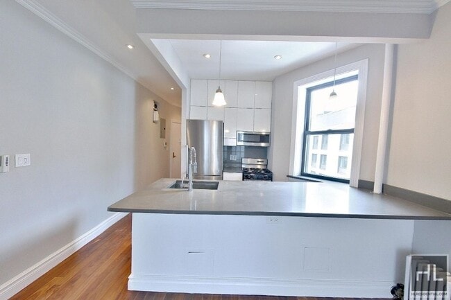 Building Photo - Tenth Avenue Unit 4B Rental