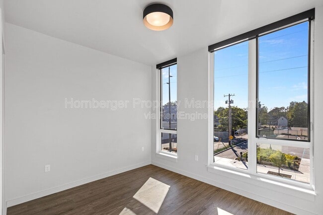 Photo - 1860 N Hamilton St