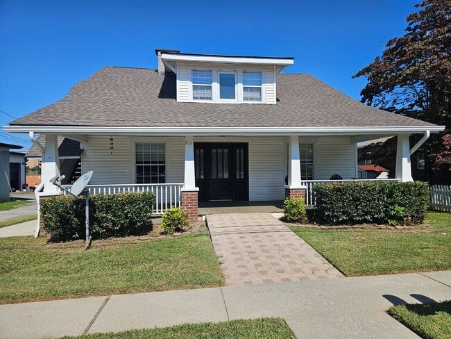 Building Photo - Maryville 37804 - Available Now! - Single story 2 bedroom (3rd possible,) 1.5 bath home with hard...