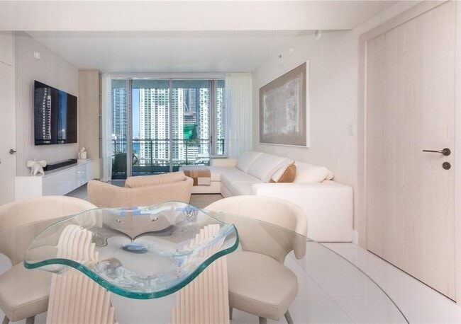 Photo - 92 SW 3rd St Unidad 1711