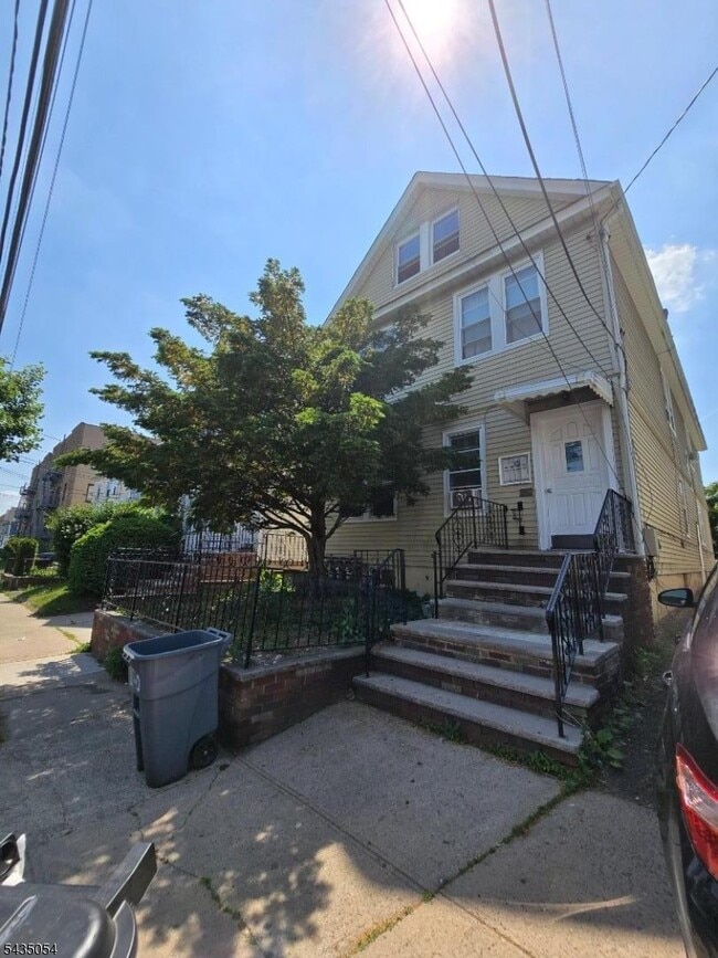 Building Photo - 170 Bellevue St Unit 1R
