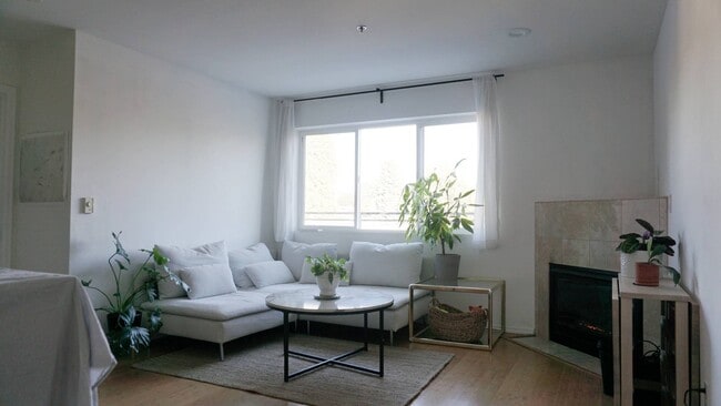 Building Photo - 3717 California Ave SW Unit 402