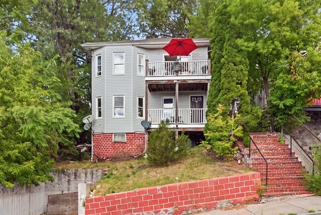 Building Photo - 10 Fremont Ave Unit 1