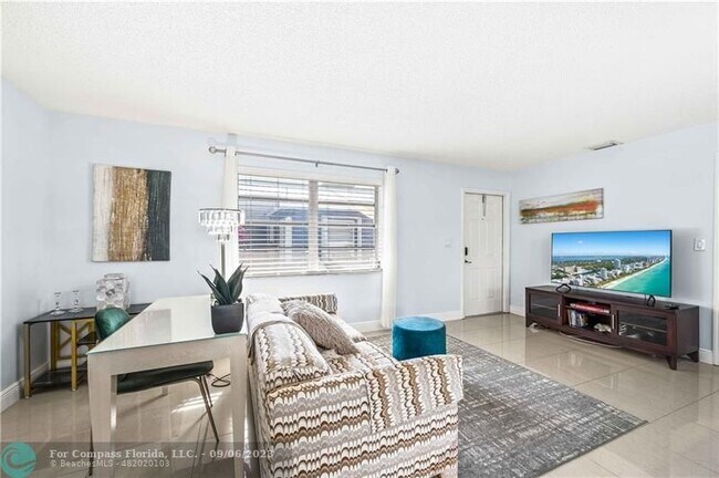 Photo - 1607 NE 15th Ave Unidad COPY