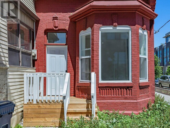 Photo - 419 Dufferin St