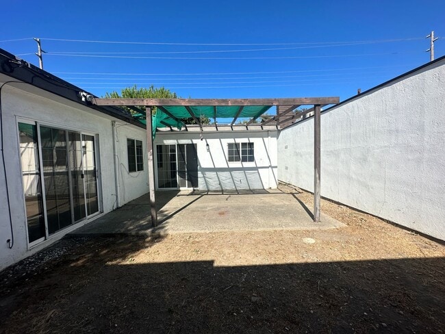 Photo - 308 N Riverside Dr