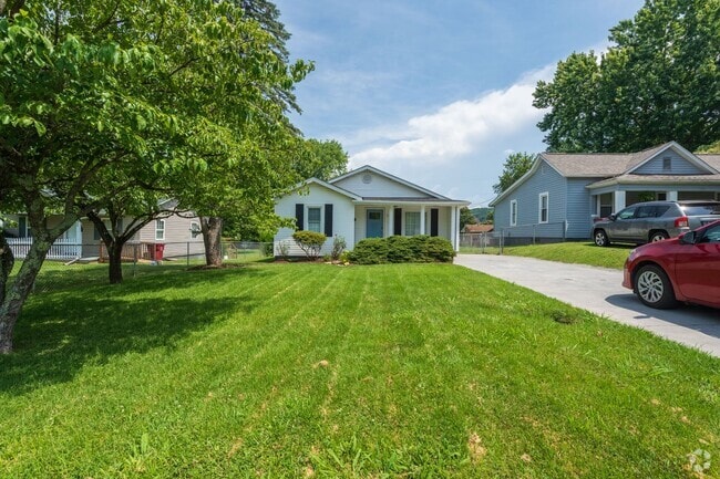 Building Photo - 3 bed and 1 bath house with fenced yard  i...