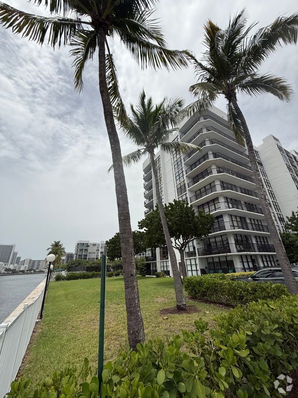 Building Photo - 1000 Parkview Dr Rental