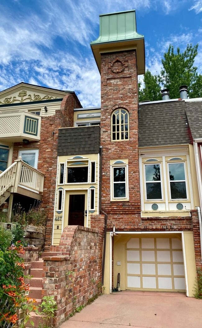 Building Photo - Two Bedroom PLUS Bonus Room on the West End of Pearl Street
