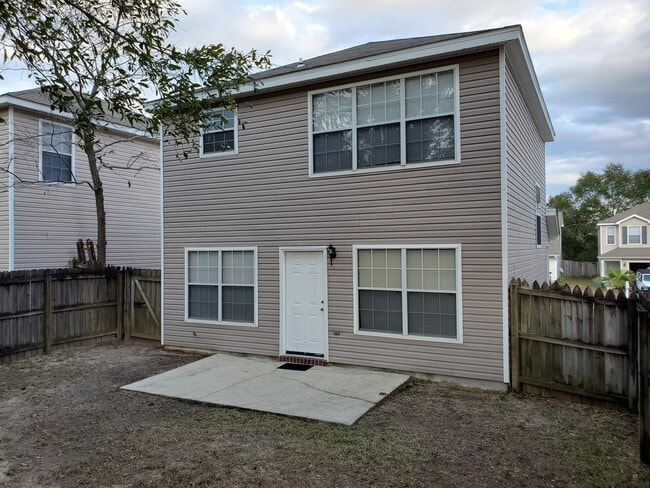 Building Photo - 5165 Victoria Dr