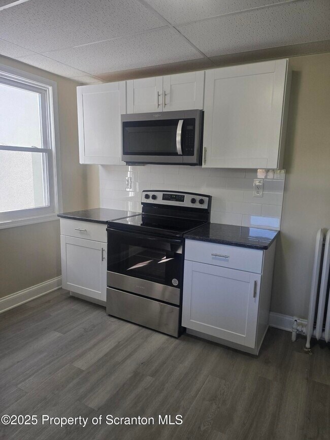 Photo - 323 Larch St