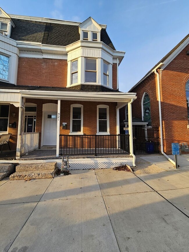 Building Photo - 921 W Poplar St