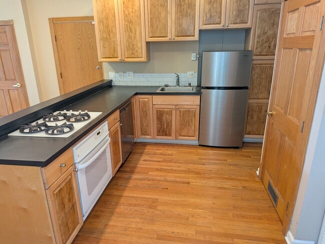 Kitchen - 1912 W Chase Ave Unit 105