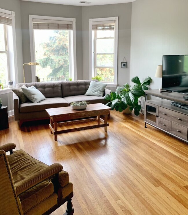 Living Room - 1306 N Kedzie Ave Unit 2