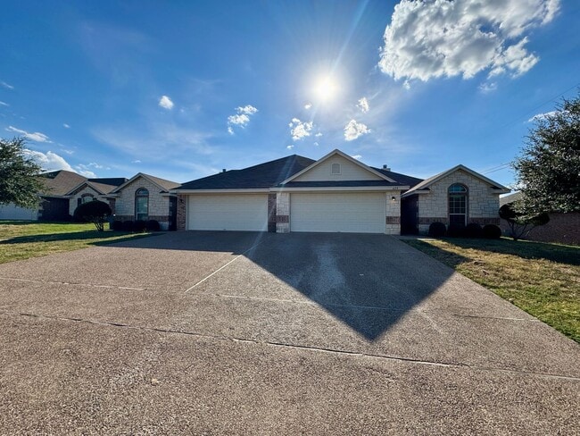 Building Photo - 3BR / 2BA Duplex in Hewitt, Texas | Midway...