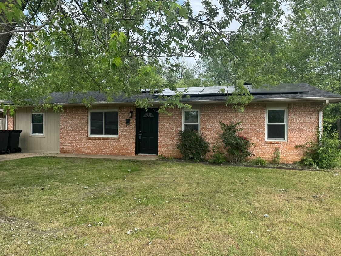 Available June 1st! 4-Bedroom, 1-Full Bath... - Available June 1st! 4-Bedroom, 1-Full Bath...