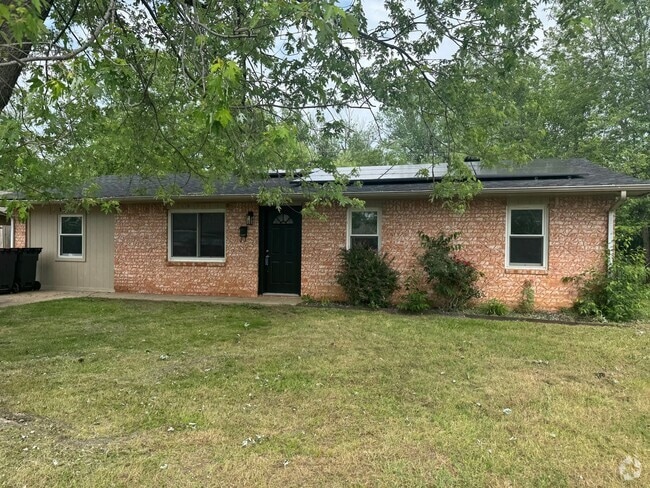 Building Photo - Available June 1st! 4-Bedroom, 1-Full Bath... Rental